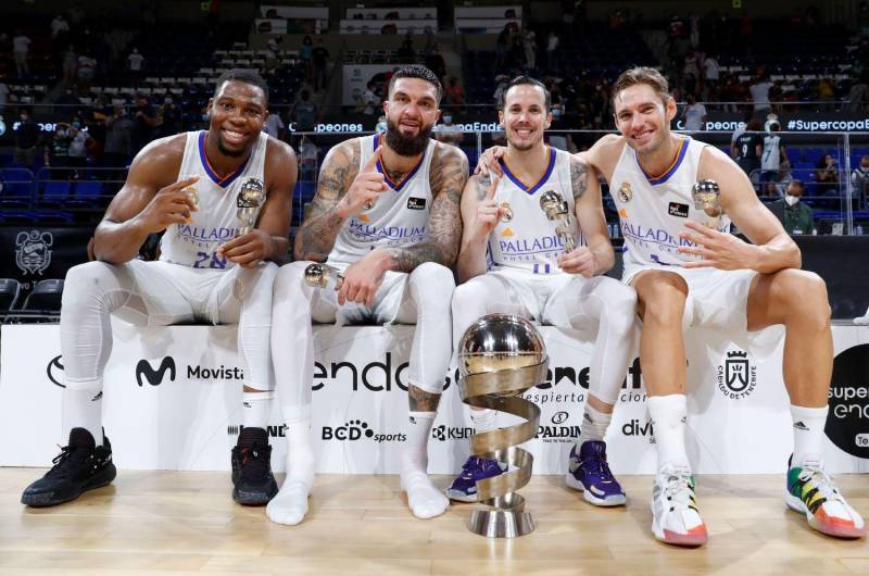 Les Bleus du Real Madrid remportent la Supercopa Endesa